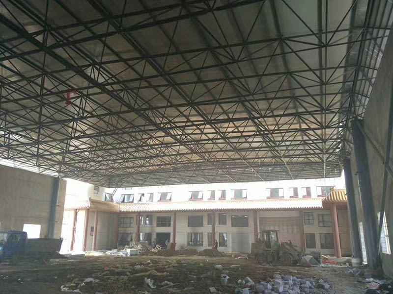 灵武屋顶采光无缝钢管网架安装现场